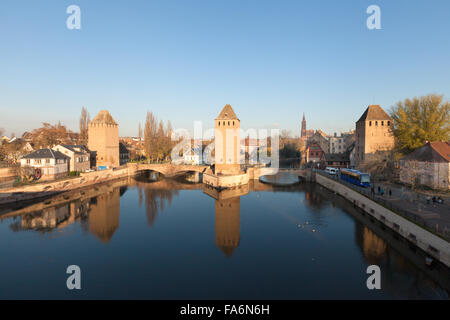 Drei mittelalterliche Türme und die gedeckten Brücken, Petite France, Altstadt von Straßburg, Straßburg, Elsass Frankreich Europa Stockfoto