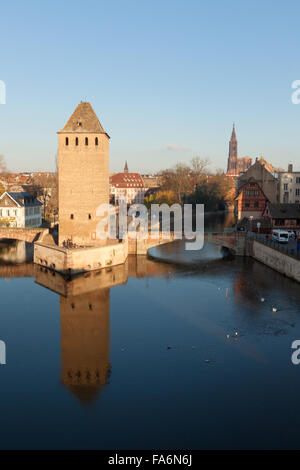 Eines der mittelalterlichen Türme auf die Ponts Couverts (gedeckte Brücken), über den Fluss Ill, Straßburg, Elsass, Frankreich Europa Stockfoto