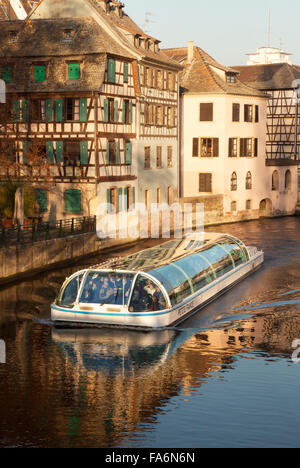 Am frühen Morgen touristischen Bootstour auf dem Fluss Ill, Petite France, Straßburg, Frankreich Europa Stockfoto