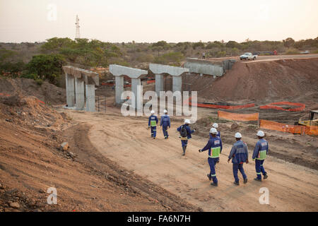 Bautrupps bauen eine neue Autobahn-Überführung in SE Provinz Nampula, Mosambik, Afrika. Stockfoto