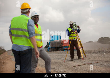 Landvermesser arbeitet entlang der Namialo Rio Lurio Road im Norden Mosambiks, SE Afrika. Stockfoto