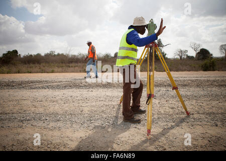 Landvermesser arbeitet entlang der Namialo Rio Lurio Road im Norden Mosambiks, SE Afrika. Stockfoto