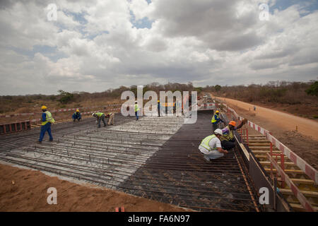 Bauarbeiter sanieren eine alternde Brücke entlang der Namialo Rio Lurio Road im Norden Mosambiks, SE Afrika. Stockfoto