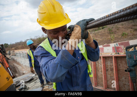 Bauarbeiter sanieren eine alternde Brücke entlang der Namialo Rio Lurio Road im Norden Mosambiks, SE Afrika. Stockfoto