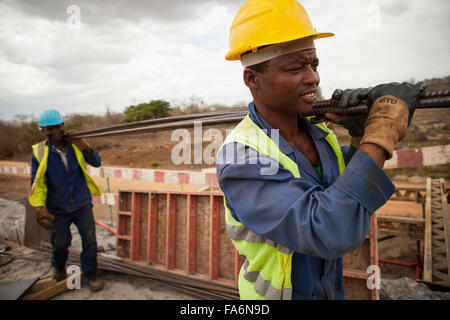 Bauarbeiter sanieren eine alternde Brücke entlang der Namialo Rio Lurio Road im Norden Mosambiks, SE Afrika. Stockfoto