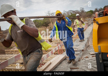 Bauarbeiter sanieren eine alternde Brücke entlang der Namialo Rio Lurio Road im Norden Mosambiks, SE Afrika. Stockfoto