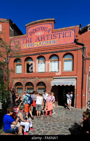 Exterieur der Stadt bunte Murano-Glas-Fabrik, Insel Murano, Venedig, UNESCO World Heritage Site, Veneto, Italien, Europa. Stockfoto