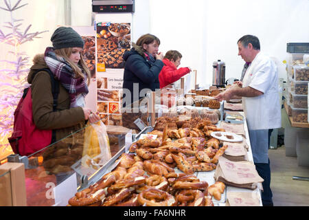 Frauen Einkaufen für Brot in einer Bäckerei zu Weihnachten; Straßburg, Elsass, Frankreich Europa Stockfoto