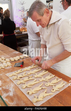 Einem französischen Bäcker, Brot gaben in einer französischen Bäckerei zu Weihnachten, Elsass, Strasbourg Frankreich Europa Stockfoto