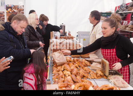 Menschen kaufen Brot in einer französischen Bäckerei, Straßburg, Elsass, Frankreich Europa Stockfoto