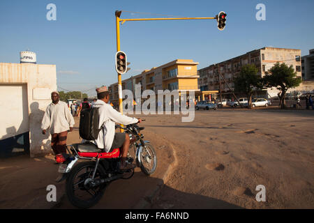 Ein Schlagloch Gefahren Straße in Nampula, Mosambik. Stockfoto