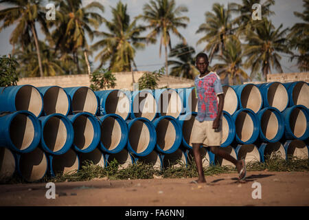 Wasserleitungen erwarten Einbau in Nampula, Mosambik. Stockfoto