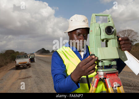 Landvermesser arbeitet entlang der Namialo Rio Lurio Road im Norden Mosambiks, SE Afrika. Stockfoto