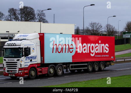 Home Schnäppchen Sattelschleppers Reisen entlang der Kingsway West Schnellstraße in Dundee, Großbritannien Stockfoto