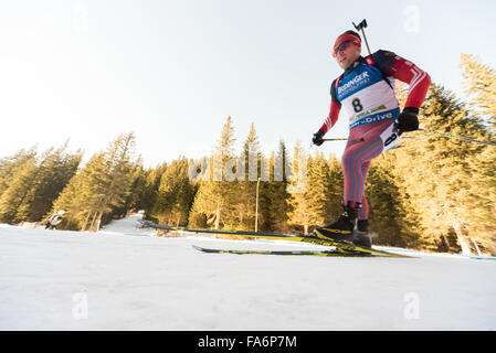 Pokljuka, Slowenien. 20. Dezember 2015. Evgeniy Garanichev aus Russland auf dem Platz während Männer 15 km Massenstart beim Biathlon-Weltcup-Rennen. © Rok Rakun/Pacific Press/Alamy Live-Nachrichten Stockfoto