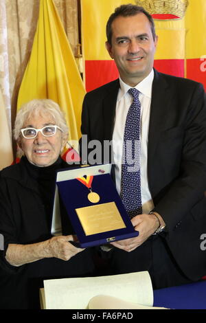 Neapel, Italien. 22. Dezember 2015. Lina Wertmüller (L) neapolitanischen ehrenamtlich, ein berühmter Regisseur, geboren im Jahre 1928. Die Ehrenbürgerschaft, dass der Bürgermeister von Neapel, Luigi de Magistris (R), gibt der Raum zu Palazzo San Giacomo kommen. © Salvatore Esposito/Pacific Press/Alamy Live-Nachrichten Stockfoto