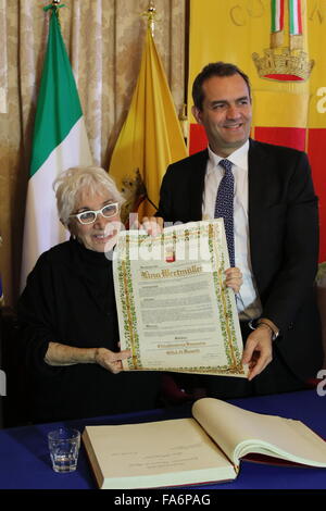 Neapel, Italien. 22. Dezember 2015. Lina Wertmüller (L) neapolitanischen ehrenamtlich, ein berühmter Regisseur, geboren im Jahre 1928. Die Ehrenbürgerschaft, dass der Bürgermeister von Neapel, Luigi de Magistris (R), gibt der Raum zu Palazzo San Giacomo kommen. © Salvatore Esposito/Pacific Press/Alamy Live-Nachrichten Stockfoto