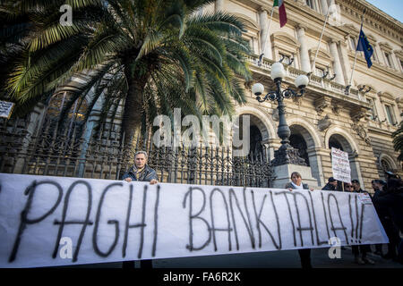 Rom, Italien. 22. Dezember 2015. Die "Opfer der Sparkassen" nehmen auf den Straßen gegen die Regierung, die Bank von Italien ist: etwa zweihundert Investoren versammelten sich in der Via Nazionale, gegenüber dem Palazzo Delle Esposizioni, Protest gegen das Dekret die wischte sich Aktien und nachrangigen Anleihen CariFerrara, CariChieti, Banca Marche und Banca Etruria. Die Demonstranten versammelten sich in der Nähe von Palazzo Koch, Haus der Bank. © Andrea Ronchini/Pacific Press/Alamy Live-Nachrichten Stockfoto