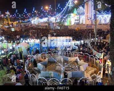 Bagdad. 22. Dezember 2015. Muslime versammeln sich vor dem Abu Hanifa Moschee im Stadtteil Adhamiya nördlich von Bagdad, Irak, am 22. Dezember 2015, zur Feier des Geburtstages des Propheten Muhammad. Geburtstag des Propheten Muhammad wird beobachtet durch sunnitische Muslime am 12. Rabi' Al-Awwal, der dritte Monat im islamischen Mondkalender oder am 17. des gleichen Monats von schiitischen Muslimen. Bildnachweis: Khalil Dawood/Xinhua/Alamy Live-Nachrichten Stockfoto