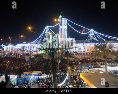 Bagdad. 22. Dezember 2015. Muslime versammeln sich vor dem Abu Hanifa Moschee im Stadtteil Adhamiya nördlich von Bagdad, Irak, am 22. Dezember 2015, zur Feier des Geburtstages des Propheten Muhammad. Geburtstag des Propheten Muhammad wird beobachtet durch sunnitische Muslime am 12. Rabi' Al-Awwal, der dritte Monat im islamischen Mondkalender oder am 17. des gleichen Monats von schiitischen Muslimen. Bildnachweis: Khalil Dawood/Xinhua/Alamy Live-Nachrichten Stockfoto