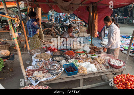 Nahrung für Verkauf auf einem Flohmarkt in frühen Morgenstunden. Shwe Kyet noch, Mandalay Region, Myanmar. Stockfoto