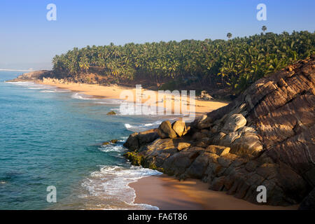 Der Strand mit Steinen und Palmen. Indien. Kerala Stockfoto