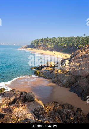 Der Strand mit Steinen und Palmen. Indien. Kerala Stockfoto