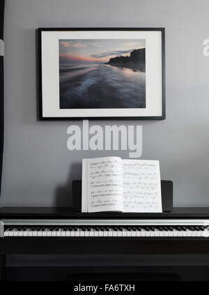 Digital Piano-Tastatur mit Noten in einem Innenraum Stockfoto