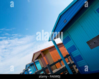 Bunte Strandhäuschen entlang der Küste in der Nähe von Whitstable, Kent, UK Stockfoto