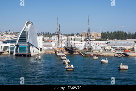 Blick auf das Western Australian Maritime Museum Gebäude und Trockendock mit dem u-Boot HMAS Öfen. Fremantle, Australien. Stockfoto