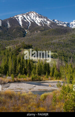 Eine schneebedeckte Gipfel erhebt sich über Sonnenlicht Creek im Sonnenlicht Becken, Wyoming. Stockfoto