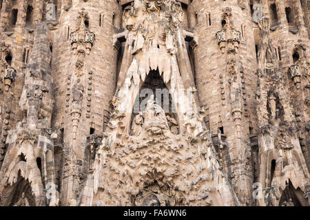 Details der Skulpturen auf die beeindruckende Kathedrale Sagrada Familia von Gaudi entworfen Stockfoto