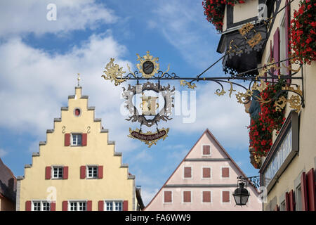 Marien-Apotheke hängende Zeichen in Rothenburg Stockfoto