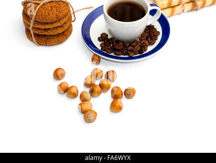 Verknüpfung von Haferflocken Cookies, Tasse Kaffee, Kaffeekörner und Nüsschen, isolieren Stockfoto