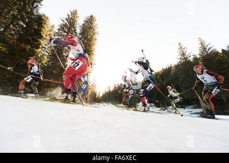 Pokljuka, Slowenien. 20. Dezember 2015. Konkurrenten auf Kurs während Frauen 12, 5km Massenstart beim Biathlon-Weltcup-Rennen. © Rok Rakun/Pacific Press/Alamy Live-Nachrichten Stockfoto