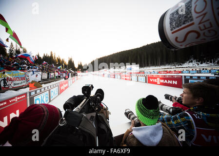 Pokljuka, Slowenien. 20. Dezember 2015. Medien im Zielbereich warten Konkurrenten während der Biathlon-WM. © Rok Rakun/Pacific Press/Alamy Live-Nachrichten Stockfoto