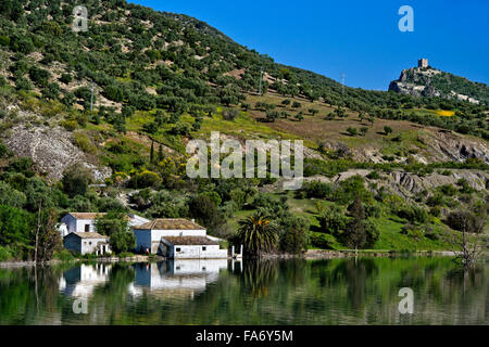 Finca am Stausee Zahara-El Gastor, Naturpark Sierra de Grazalema, Zahara De La Sierra, Andalusien, Spanien Stockfoto