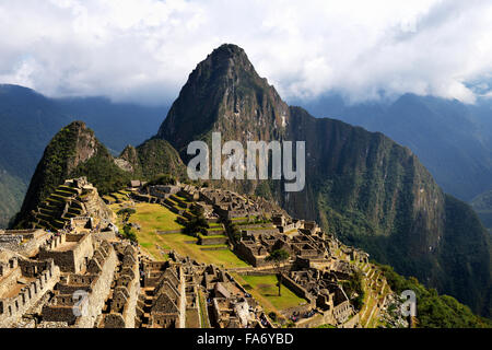 Ruinen, Inka-Stadt Machu Picchu, Huayna Picchu Berg hinter, UNESCO-Weltkulturerbe, Urubamba, Provinz Cusco, Peru Stockfoto