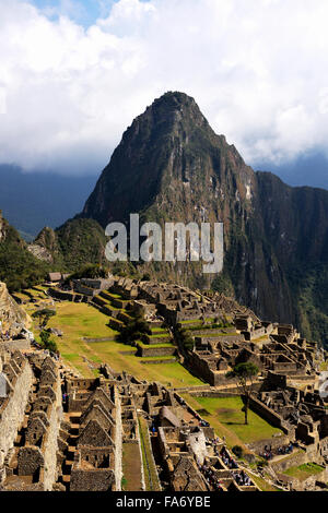 Ruinen, Inka-Stadt Machu Picchu, Huayna Picchu Berg hinter, UNESCO-Weltkulturerbe, Urubamba, Provinz Cusco, Peru Stockfoto