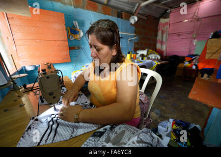 Näherin in Comuna 8 Slum, Medellin, Abteilung von Antioquia, Kolumbien Stockfoto