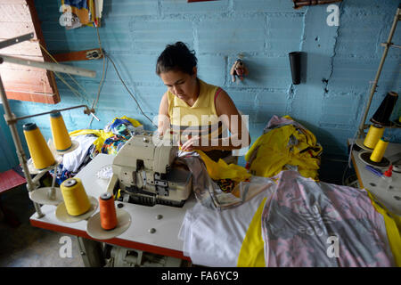 Näherin in Comuna 8 Slum, Medellin, Abteilung von Antioquia, Kolumbien Stockfoto