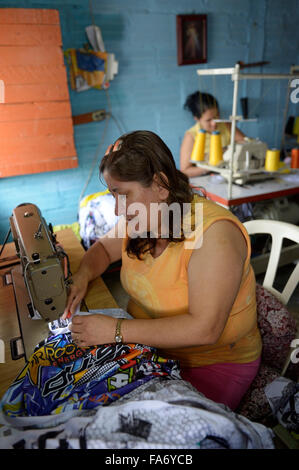 Näherinnen in Comuna 8 Slum, Medellin, Abteilung von Antioquia, Kolumbien Stockfoto