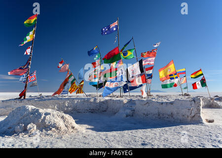 Internationale Flaggen im Wind, Salz hotel, Hotel de sal Playa Blanca, Salar de Uyuni, Altiplano, Bolivien Stockfoto