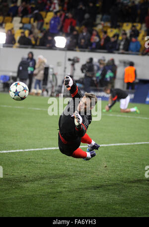 LVIV, UKRAINE - 17. Februar 2015: Torwart Manuel Neuer von FC Bayern München in Aktion beim Warm-up vor dem UEFA Champions League Spiel gegen den FC Shakhtar Donetsk Stockfoto