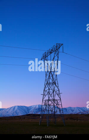 Macht Pylon in der Abenddämmerung, Maniototo, Central Otago, Südinsel, Neuseeland Stockfoto