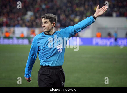 LVIV, UKRAINE - 17. Februar 2015: Schiedsrichter Alberto Undiano Mallenco Spaniens in Aktion während UEFA Meister-Liga-Spiel zwischen Stockfoto