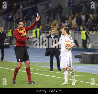 Kiew, UKRAINE - 19. März 2015: Schiedsrichter Deniz Aytekin zeigt gelbe Karte für Antunes von Dynamo Kiew während der UEFA Europa League gam Stockfoto