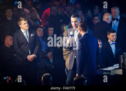 Kiew, UKRAINE - 13. Dezember 2014: Bürgermeister von Kiew Stadt und ehemalige WBC und WBO-Schwergewichts-Champion Vitali Klitschko (in Mitte) d Stockfoto