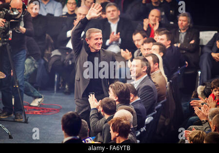 Kiew, UKRAINE - 13. Dezember 2014: Präsident des nationalen Olympischen Komitees der Ukraine Serhiy Bubka (stehend) und der ehemalige WBC Stockfoto