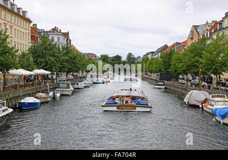 Kopenhagen - 28. Juli 2012: Touristische Boot auf Christianshavns Kanal in Kopenhagen, Dänemark Stockfoto